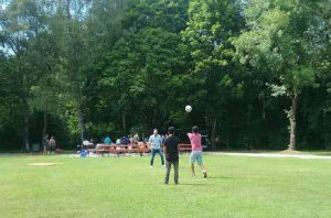 Sommerfreude: Ballspiel auf der großen Wiese