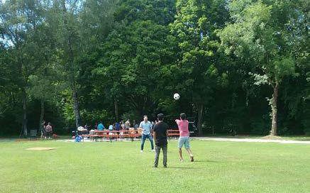 Sommerfreude: Ballspiel auf der großen Wiese